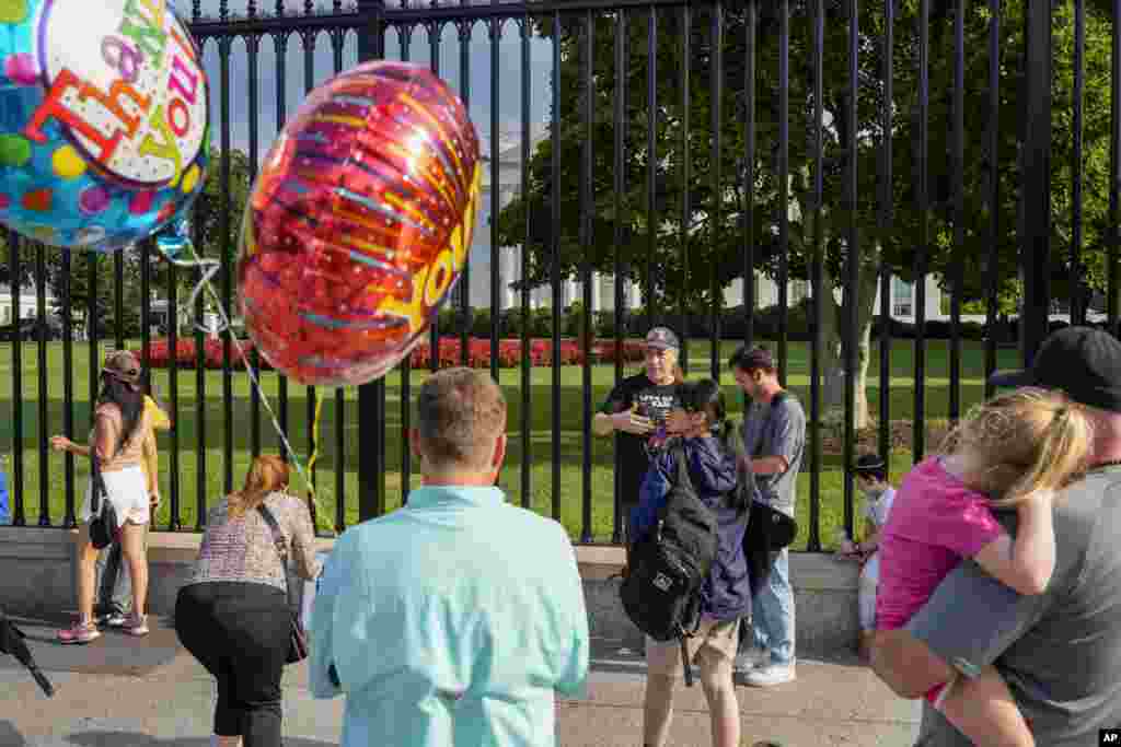 Familias con camisetas y globos con la frase de "Gracias" se acercaron hasta la Casa Blanca a darle ánimo al presidente Biden.