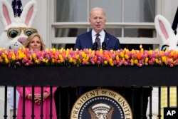 ปธน.โจ ไบเดน และ จิล ไบเดน สตรีหมายเลขหนึ่ง ร่วมเปิดงานประเพณีกลิ้งไข่อีสเตอร์ ที่ลานด้านใต้ของทำเนียบขาว เมื่อวันที่ 1 เม.ย. 2567
