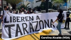 ARCHIVO - Activistas participan en una protesta para exigir la liberación del defensor de DDHH Javier Tarazona, detenido desde julio de 2021.