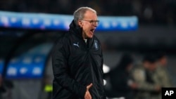 El entrenador de Uruguay, Marcelo Bielsa, grita desde la banca durante un partido amistoso de fútbol internacional contra Nicaragua en Montevideo, Uruguay, el miércoles 14 de junio de 2023. (Foto AP/Matilde Campodonico)