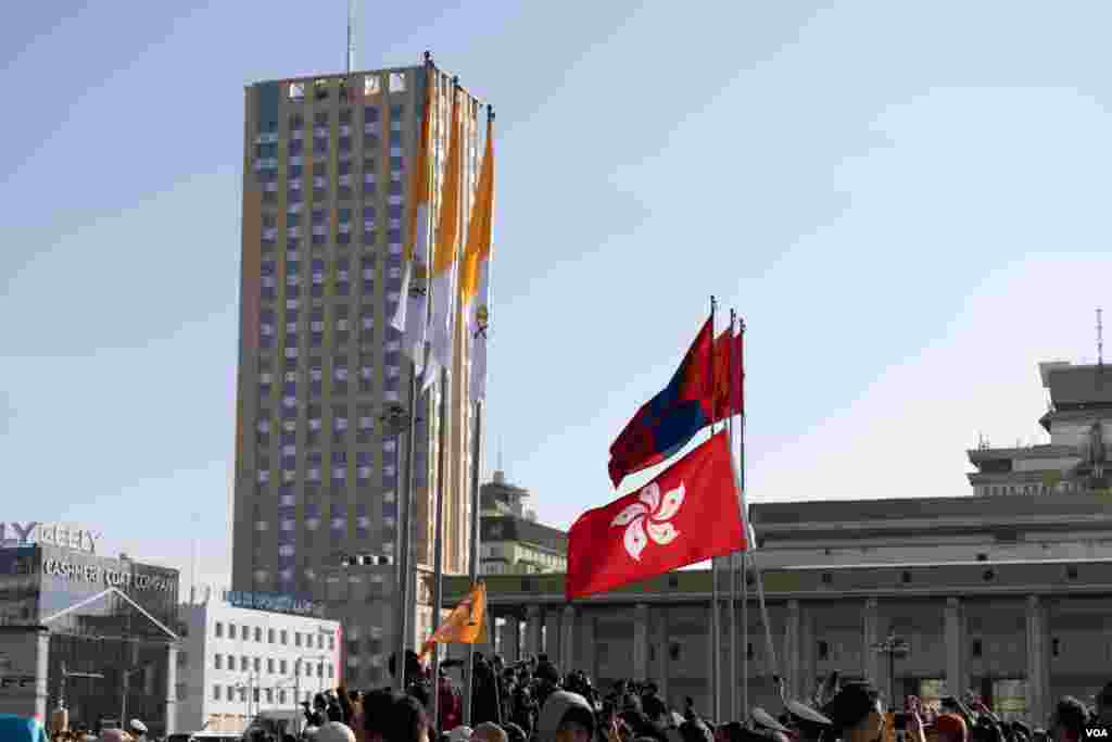 2023 年 9 月 2 日，蒙古乌兰巴托苏赫巴托广场，教皇抵达政府宫殿前，梵蒂冈、蒙古机香港旗帜随风飘扬。