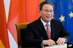 中國總理李強訪問柏林期間在一個簽字簿上簽名。 （2023年6月19日）