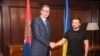 Predsednik Srbije Aleksadar Vučić rukuje se sa predsednikom Ukrajine Volodimirom Zelenskim, u Atini, Grčka, 22. avgusta 2023. (Foto: FoNet, Instagram profil predsednika Srbije)