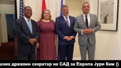 Од приемот во Вашингтон - Ескобар, заедно со заменик-помошникот секретар за одбрана на САД Спенсер Бојер, министерката за одбрана Славјанка Петровска и македонскиот амбасадор Зоран Попов