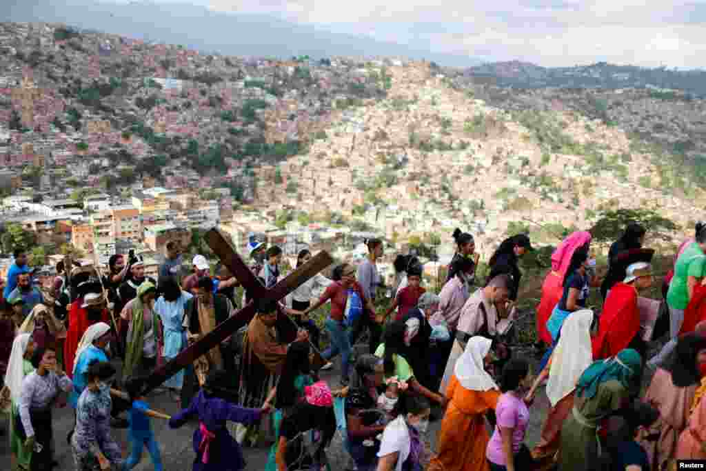 Las personas participan en la recreación de la crucifixión de Jesucristo.&nbsp;