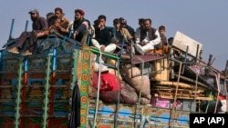 عبدالکبیر، سرپرست این وزارت از مقام‌های این دو کشور همسایۀ افغانستان خواسته است که باید با مهاجران افغان به گونۀ "انسانی و اسلامی" رفتار کنند.