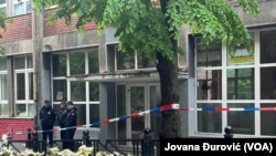 Policija ispred ulaza u OŠ "Vladislav Ribnikar", 4. maj 2023.