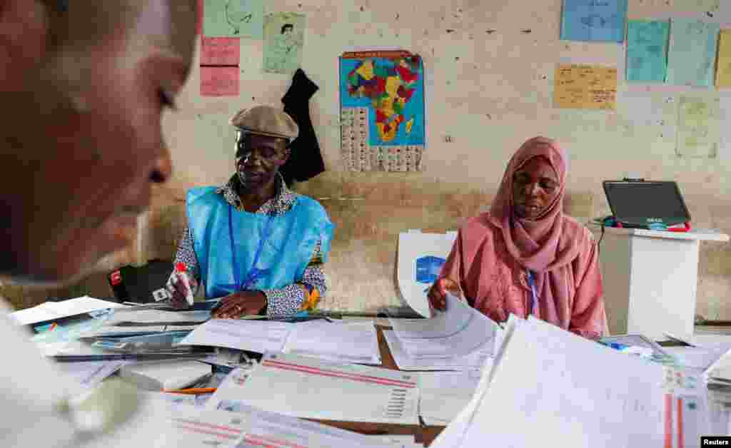 Bamwe mu bagize umurwi ujejwe amatora ya Kongo. Aha, bariko baharura amajwi y'abatoreye ahitwa Mavuno mu gisagara ca Goma.