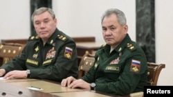 Начальник Генштабу РФ Валерій Герасимов і ексміністр оборони Росії Сергій Шойгу під час зустрічі із президентом Владіміром Путіним, Москва, 27 лютого 2022. Sputnik/Aleksey Nikolskyi/Kremlin via REUTERS