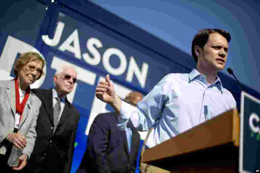 Кандидатот за гувернер на Демократската партија на Џорџија, Џејсон Картер, зборува за време на кампањата додека неговиот дедо, поранешниот претседател Џими Картер и сопругата Розалин (лево) гледаат, на 27 октомври 2014 година во Колумбус.