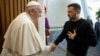 Esta imagen facilitada por Vatican News muestra al Papa Francisco estrechando la mano del presidente ucraniano Volodymyr Zelenskyy durante una audiencia privada en el Vaticano, el 13 de mayo de 2023.