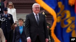 ប្រធានាធិបតី​អាល្លឺម៉ង់​លោក Frank-Walter Steinmeier ដើរចេញ​ពី​វិមាន​ឯករាជ្យ​ក្រោយ​ពី​ពិធី​មួយ​នៅ​ក្នុង​រាជធានី​ភ្នំពេញ ប្រទេស​កម្ពុជា កាលពី​ថ្ងៃ​ពុធ ទី១៥ ខែ​កុម្ភៈ ឆ្នាំ​២០២៣។