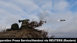 Український військовий проводить постріл з Javelin