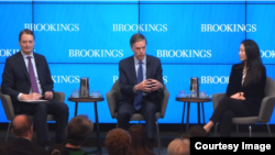 美国驻华大使伯恩斯12月15日在华盛顿智库布鲁金斯学会的活动上表示，他对美中关系的走向“不觉得乐观”但“充满希望。