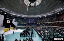 日本首相岸田文雄與日本天皇德仁與皇后雅子在東京出席紀念日本二戰投降78週年儀式。（2023年8月15日）