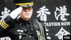 香港反送中示威者姜嘉偉在台灣成立「香港獨立旗官」 旗隊，旗官們將演練英式步操，併升起光復香港旗幟，他說，這是要以「儀式感」保留香港文化)。 (美國之音特約記者莊志偉拍攝)