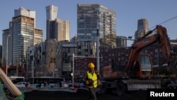 一名工人走過北京商務中心區的一處建築工地。 （2023年2月28日）