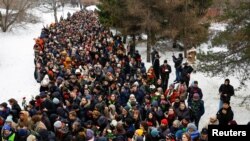 Ljudi hodaju ka groblju Borisovskoje tokom sahrane ruskog opozicionog lidera Alekseja Navalnog u Moskvi, 1. marta 2024. (Foto: Rojters)
