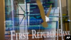 Una pantalla de televisión que muestra noticias financieras se ve dentro de una de las sucursales de First Republic Bank en el distrito financiero de Manhattan, el jueves 16 de marzo de 2023.