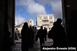 Palestinos acceden a la Ciudad Vieja de Jerusalén por la Puerta de Damasco, principal acceso al barrio musulmán.