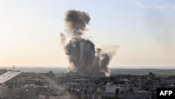 Moshi ukifuka kufuatia shambulio la anga la Israel huko Rafah, Oktoba 30 2023. Picha na SAID KHATIB / AFP.