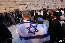 Izraelci prisustvuju masovnoj molitvi i pozivu za oslobađanje izraelskih talaca iz Gaze, zarobljenh u napadu palestinskih militanata 7. otobra, ispred Zapadnog zida u Starog gradu u Jerusalimu, 21. marta 2024.