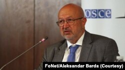 Šef misije ODIHR Lamberto Zanijer predstavlja preliminarni izveštaj o lokalnim izborima u Srbiji, 3. jun 2024. (FoNet/Aleksandar Barda)