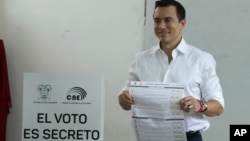 El presidente Daniel Noboa celebra la votación durante un referéndum para respaldar nuevas medidas de seguridad para reprimir a las bandas criminales responsables del aumento de la violencia, en Olón, Ecuador, el domingo 21 de abril de 2024. (Foto AP/Cesar Muñoz)