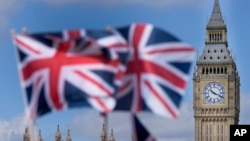 资料照：英国议会大厦与英国国旗