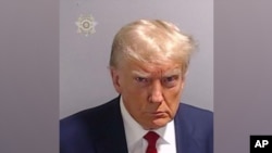 Policijska fotografija bivšeg predsednika SAD Donalda Trampa (Foto: Fulton County Sheriff's Office via REUTERS)