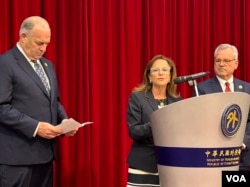 美國國會眾議員麥卡琳（Lisa McClain，中）率其他眾議院跨黨派訪問團成員在員4月23日在台北召開記者會。（美國之音特約記者楊安拍攝）