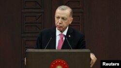 Suriye’nin kuzeyine askeri harekat işareti veren Erdoğan, DEM Parti hakkında da “Dünyanın hiçbir ülkesinde sırtını teröre dayayarak siyaset yapılmasına müsaade edilmez” diye konuştu 