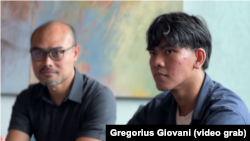 Ahmad Valiant Prawiratama didampingi ayahnya, Ari Juliano Gema, saat diwawancarai VOA in Jakarta, 8 December 2023. (Foto: Video Grab/ Gregorius Giovani)