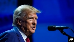 Mantan Presiden AS Donald Trump berbicara dalam Konvensi Asosiasi Senjata Nasional AS di Indianapolis, pada 14 April 2023. (Foto: AP/Michael Conroy)