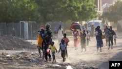 Wakazi wa mji wa Khartoum wakivikimbia vitongoji vyao huku mapigano yakiendelea tarehe 19 Aprili, baada ya kuvunjika kwa makubaliano ya saa 24. Picha na shirika la habari la AFP