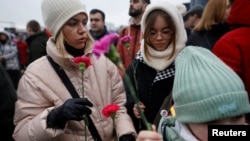 Stanovnici Moskve polažu cveće ispred hale u predgrađu Moskve u kojoj je se dogodio napad (Foto: REUTERS/Maxim Shemetov)