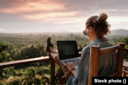 Prema anketi ResumeBuilder.com, 1 od 6 radnika generacije Z koristio je virtuelnu pozadinu kako bi prevarili svog poslodavca dok su bili na putovanju.