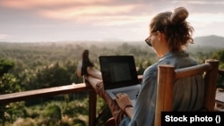 Prema anketi ResumeBuilder.com, 1 od 6 radnika generacije Z koristio je virtuelnu pozadinu kućne kancelarije kako bi prevarili svog poslodavca dok su bili na 'tihom putovanju'.