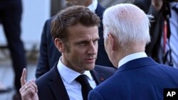Ілюстративне фото. Президенти Франції Еммануель Макрон та США Джо Байден під час саміту G7 у Хіросімі, 20 травня 2023. Brendan Smialowski/Pool Photo via AP