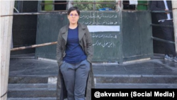 پریسا صالحی، روزنامه‌نگار در مقابل زندان کچویی کرج پیش از انتقال برای اجرای حکم حبس.