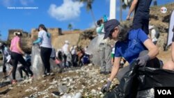 En la foto se aprecia voluntarios recogiendo desechos en las costas de Estados Unidos. Fuente: Ocean Conservancy