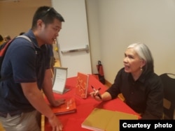 Penulis tandatangani buku untuk Adriel Taslim, diaspora Indonesia di California.