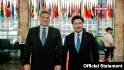 Premijer Crne Gore u tehničkom mandatu Dritan Abazović sa specijalnim američkim izaslanikom za Zapadni Balkan Gabrijelom Eskobarom u Stejt departmentu. (Foto: Kabinet premijera Crne Gore)