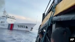 2023年10月22日編號為5203的中國海警船在南中國海碰撞菲律賓軍用補給船後，菲律賓船員觀望