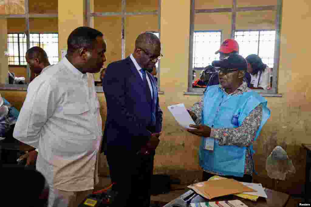 Abagize komisiyo itegura amatora muri Kongo, bereka Muganga Denis Mukwege uko abwirizwa gutora. Muganga Mukwege ari mu bakandida 18 bipfuza gutwara Kongo. Yarigeze gutsindira agashimwe k'amahoro kitiriwe Nobel. Yamenyekanye kubera ibikorwa vyiwe vyo gufasha abapfasoni n'abigeme bakorewe ihohoterwa rishingiye ku gitsinda mu buseruko bwa Kongo.