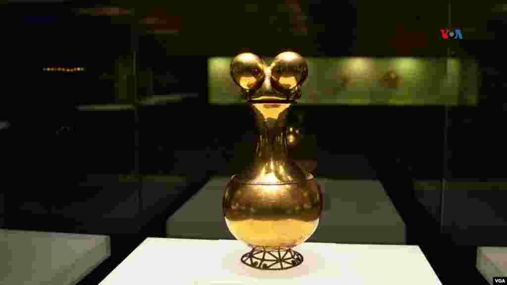 El Poporo Quimbaya, considerada la pieza más importante de toda la colección de orfebrería por tratarse del primer objeto de arte prehispánico indígena colombiano con el que el museo abrió sus puertas.&nbsp;