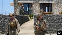 资料照：在美菲联合军演中，美军士兵抵达菲律宾最北端的巴丹群岛伊巴亚特镇的一个机场。（2024年5月6日）