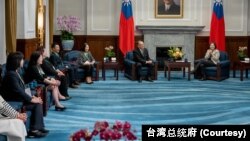 台灣總統蔡英文在台北總統府會見北美洲台灣商會聯合總會訪問團。（2023年5月8日）