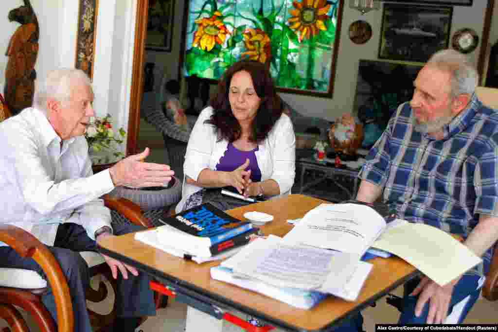 Поранешниот кубански лидер Фидел Кастро и поранешниот американски претседател Џими Картер (лево) разговараат за време на состанокот во Хавана, на 30 март 2011 година. Жената во средината е преведувачка.