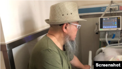 季风在病床前陪护生命垂危的严正学 （X截图）